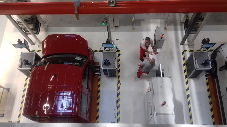 Fabryka usytuowana jest 50 kilometrów na wschód od Poznania. Teren Zakładu Crafter  obejmuje 220 ha, co stanowi powierzchnię 300 boisk piłkarskich. Przy pełnym wykorzystaniu możliwości produkcyjnych pracować tu będzie  3000 osób.