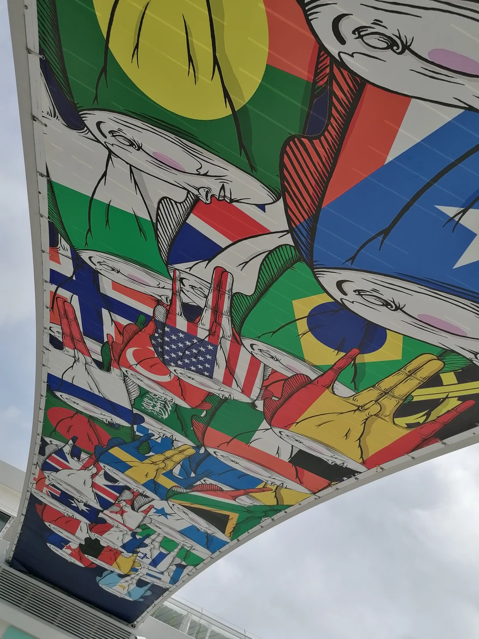 Zastava SFRJ među ostalima na mostu kod marine Kaškaiša