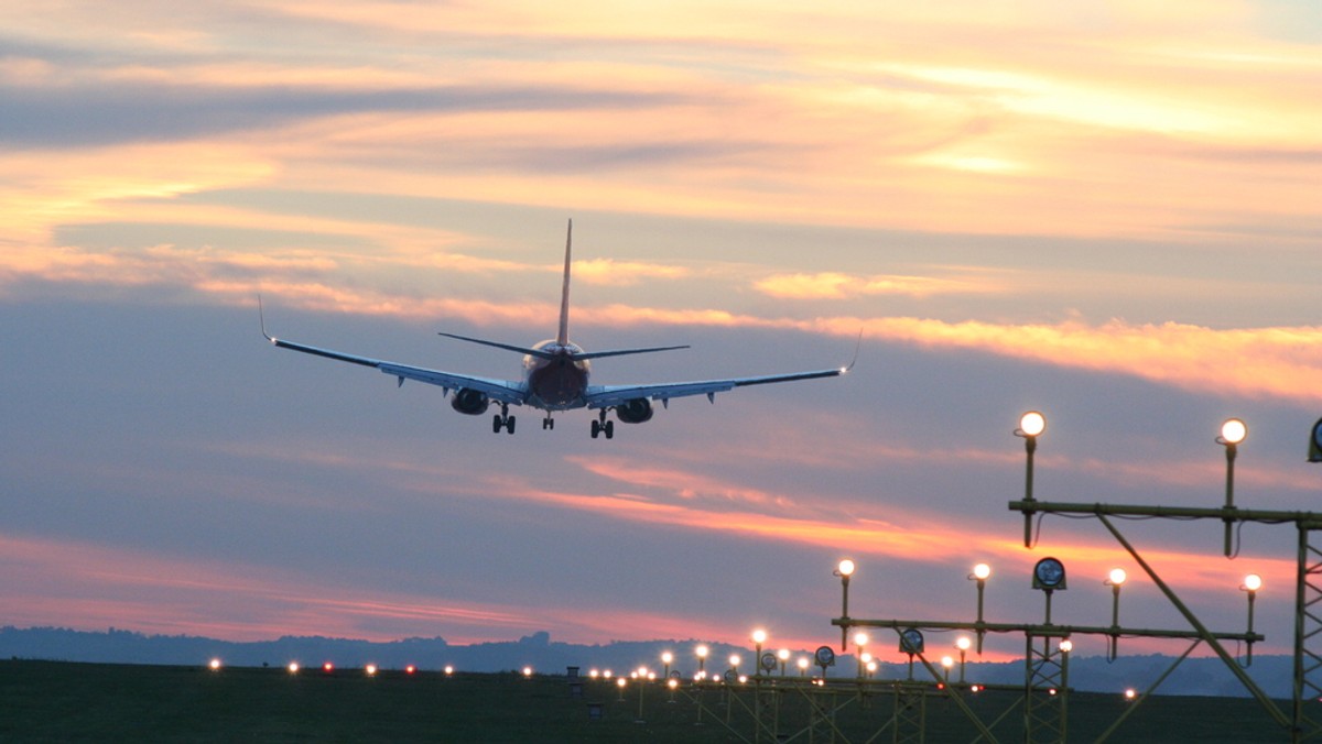 Samolot lecący z Nowego Jorku do Kuwejtu musiał lądować na lotnisku w Heathrow. Wszystko miało związek z ogłoszeniem stanu alarmowego – informuje news.sky.com.