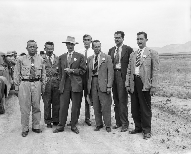 Naukowcy pracujący nad bombą atomową nieopodal Alamogordo. Od lewej: Kenneth.T. Bainbridge, Joseph G. Hoffman, J.R. Oppenheimer, L.H. Hempelman, R.F. Bacher, V.W. Weisskopf i Richard W. Dodson