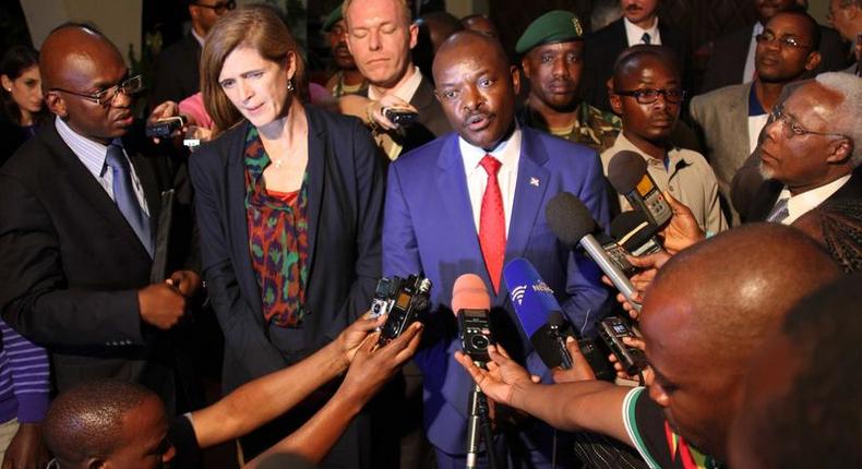 U.S. Ambassador to the United Nations, Samantha Power, and Burundian President Pierre Nkurunziza (C) speak to the press in Gitega, Burundi January 22, 2016. The U.N. Security Council met with Nkurunziza to discuss how to quell worsening political violence in the tiny African state.  REUTERS/Michelle Nichols