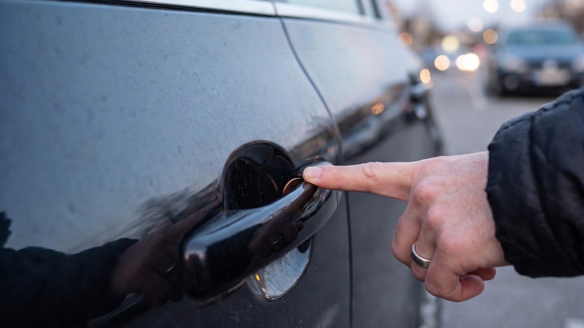 Minca nenápadne vložená za kľučkou dverí mechanicky blokuje zámok vozidla a umožňuje zlodejom vniknutie do interiéru bez použitia sily.