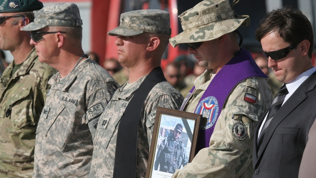Żołnierze i pracownicy polskiego kontyngentu wojskowego w Afganistanie pożegnali st. szer. Adama Szadę-Borzyszkowskiego, który poległ wczoraj.