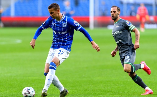 Piłkarz Lecha Poznań Lubomir Satka (P) i Flavio Paixao (L) z Lechii Gdańsk