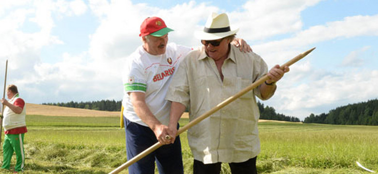 Kosynierzy - tak Łukaszenka uczył Gerarda Depardieu kosić trawę. ZDJĘCIA