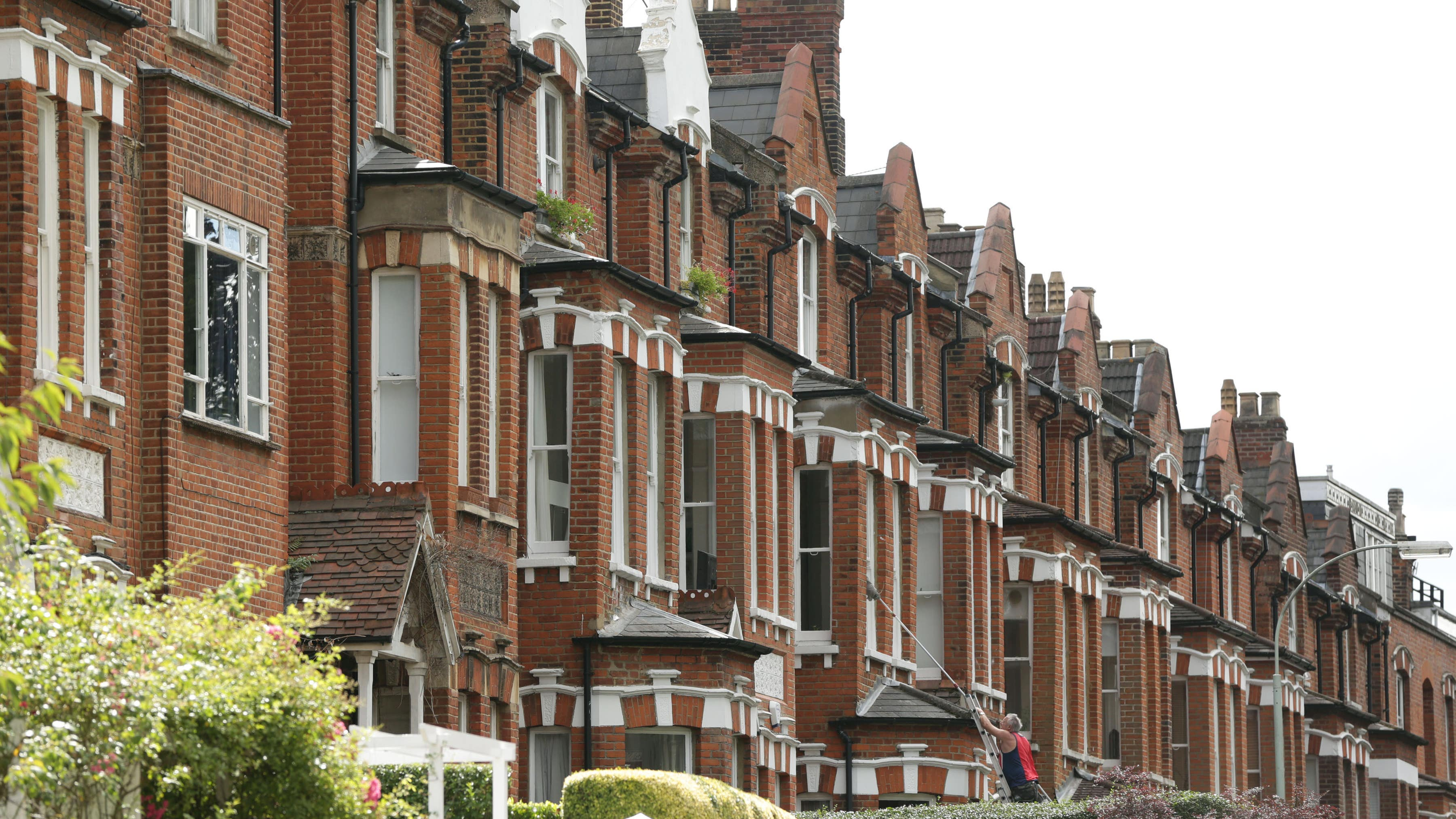 UK house prices hit record £299,862 in October as mortgage rates ease