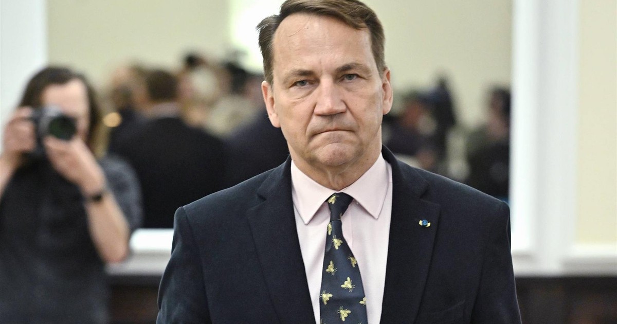 Krawat Sikorskiego wzbudził zainteresowanie. Padła jego cena. "Mnie się te pszczółki podobają"