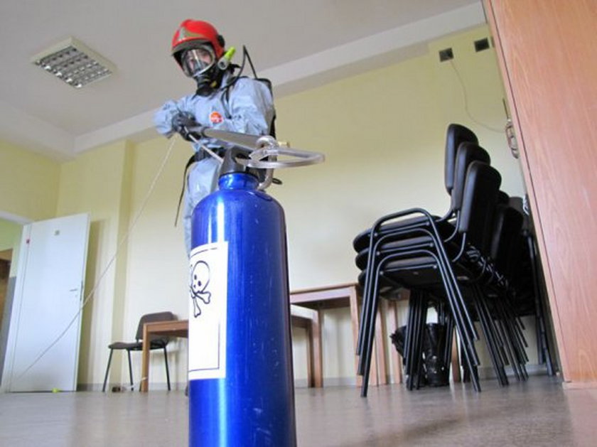 Ćwiczenia strażaków z zarożeń chemicznych