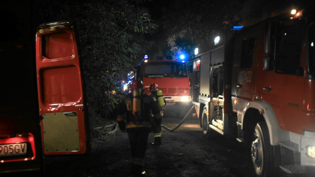 Strażacy ugasili pożar magazynu ze styropianem przy ul. Burakowskiej, nieopodal centrum handlowego Arkadia w Warszawie, który wybuchł wieczorem. Nie ma informacji o poszkodowanych - poinformowała straż pożarna.