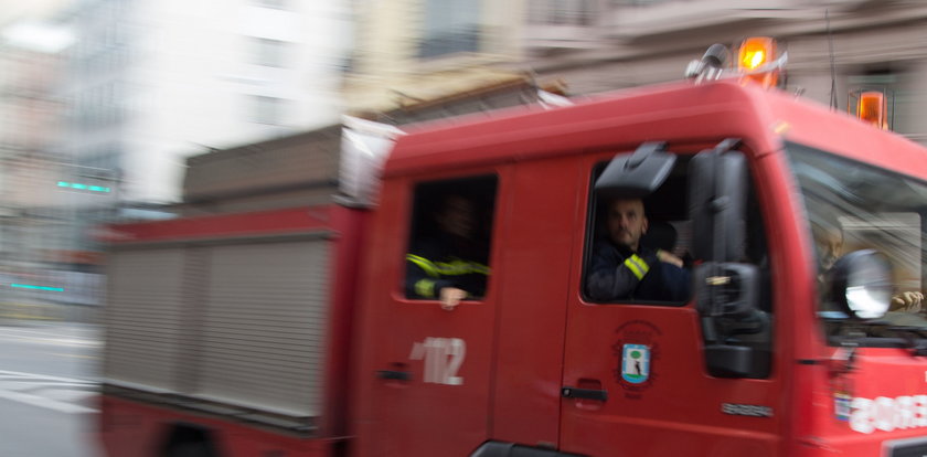 Groza w Jeleniej Górze! Uczniowie zauważyli malutkie dziecko chodzące po dachu