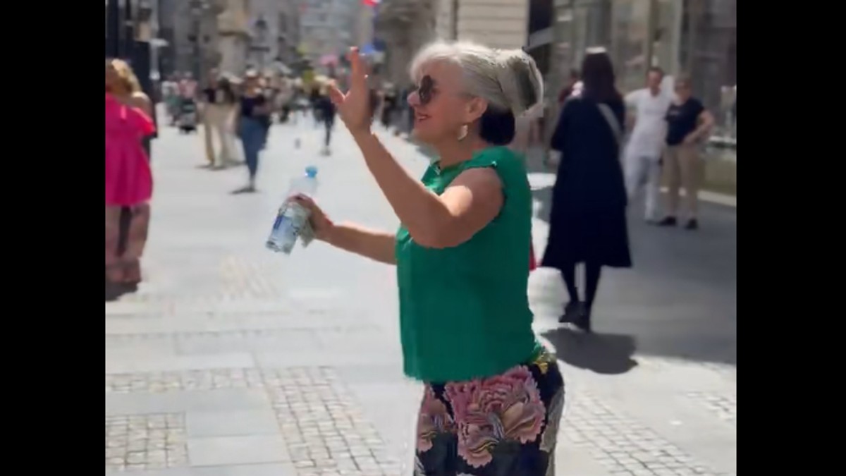Žena zaplesala nasred Knez Mihailove