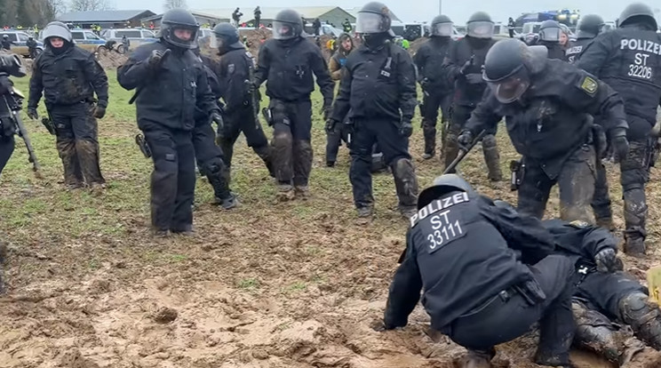 Így küzdöttek meg a sárral a német rohamrendőrök / Fotó: Youtube
