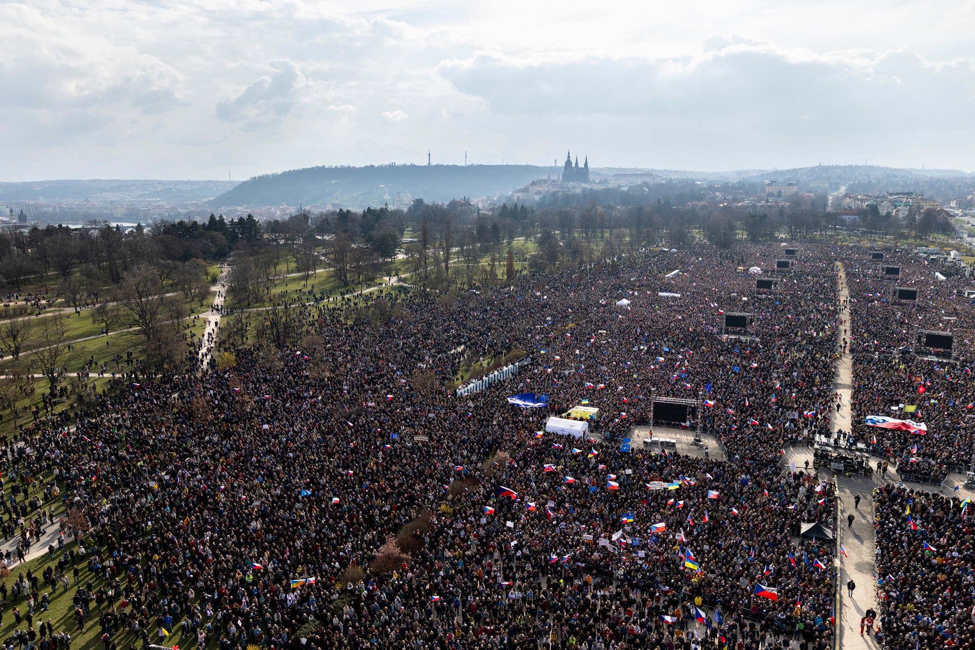 Desaťtisíce ľudí v Prahe protestujú proti krokom Babišovej vlády.