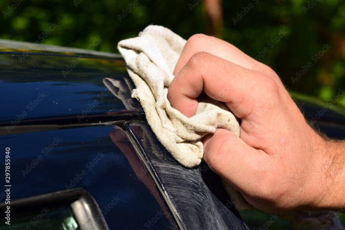 Rys. 4. Nakładanie wosku na karoserię samochodu i polerowanie lakieru (www.freepik.com)