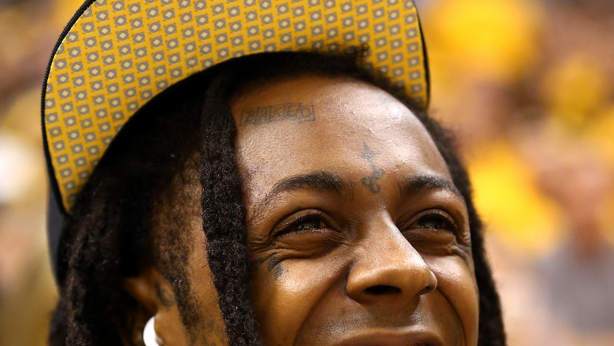 Raper Lil Wayne spotkał się ostatnio z falą krytyki po tym, jak ujawniono nagranie z planu teledysku do jego utworu "God Bless Amerika", w którym podeptał amerykańską flagę. Artysta broni się, że nie zrobił tego celowo i nie chciał zbezcześcić symbolu narodowego.