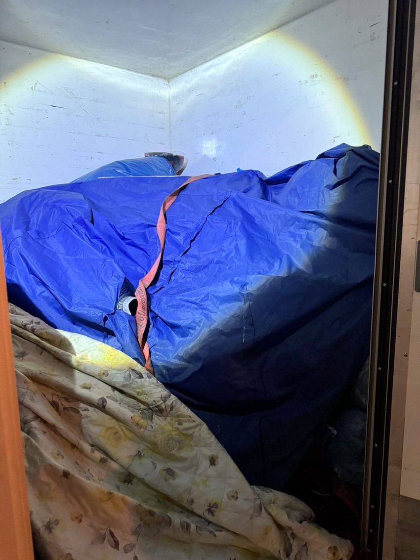 Garderoba prekrivena starim tepisima i ceradom