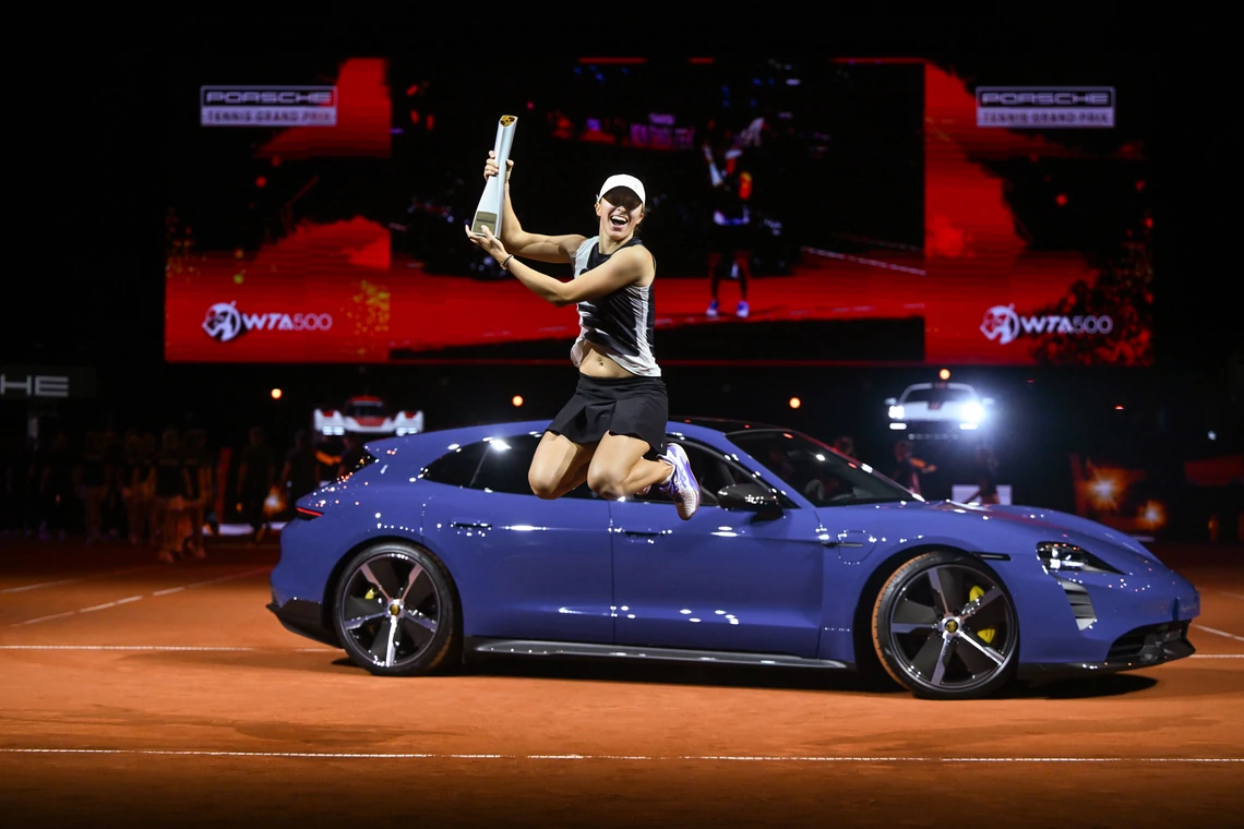 Porsche Tennis Grand Prix 2023: Iga Świątek, a w tle jej wygrana