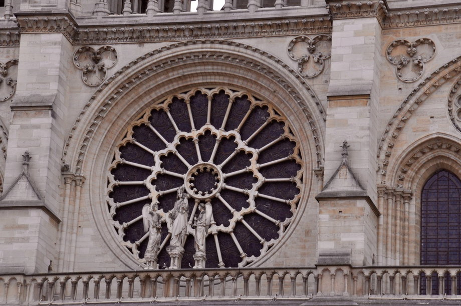Budowa Notre-Dame trwała 180 lat. Uwagę zwracają witraże w kształcie rozet