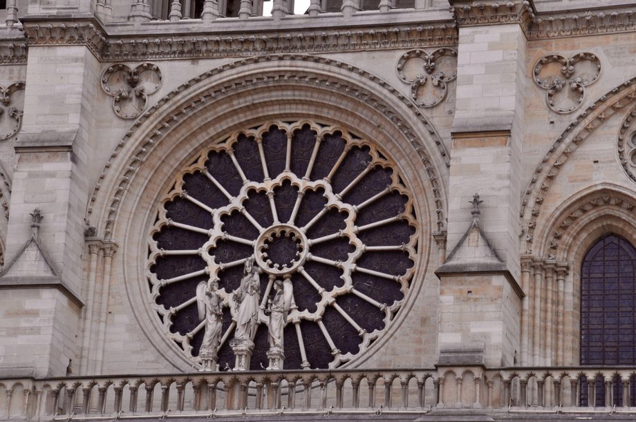 Budowa Notre-Dame trwała 180 lat. Uwagę zwracają witraże w kształcie rozet