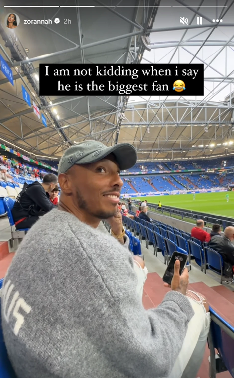 Zorana sa dečkom na utakmici