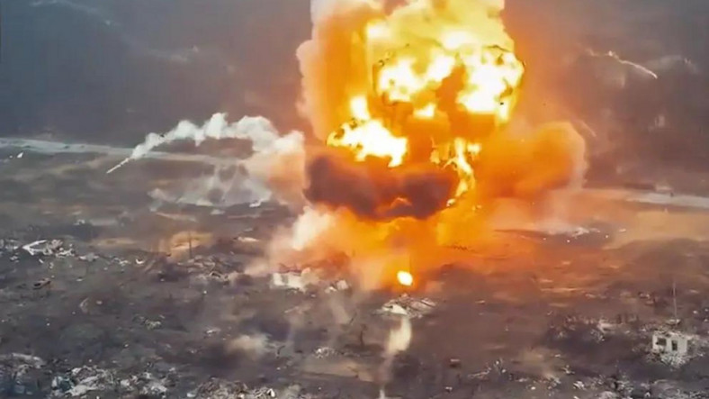 Eksplozja po zniszczeniu rosyjskiego czołgu w Krynkach, 8 stycznia 2024 r.
