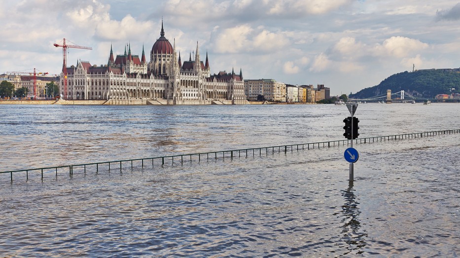 Most jöttek a döbbenetes árvízi fotók! A Parlament előtt még lehet sétálni, de a jelzőlámpák már vízben állnak Fotó: Getty Images