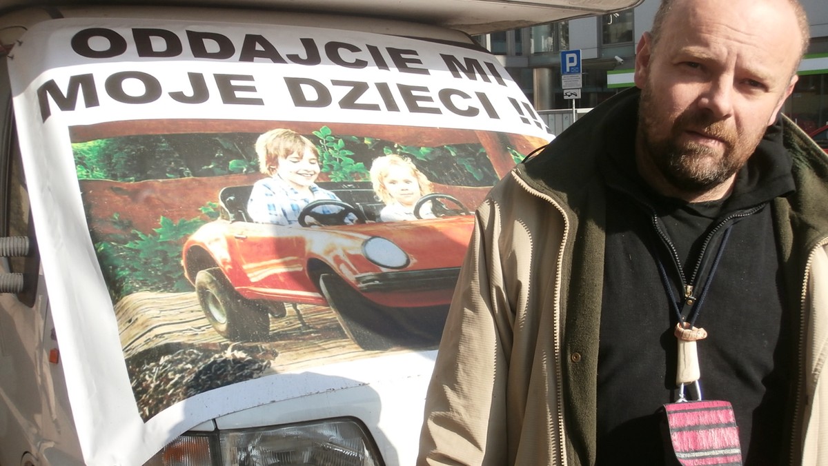 Przed siedzibą Sądu Okręgowego w Katowicach stanął camper. Od tygodnia mieszka w nim Roman Habraszewski. Na samochodzie pojawił się baner z napisem: "Oddajcie mi moje dzieci". W ten sposób mężczyzna walczy o prawo widzenia z synami.