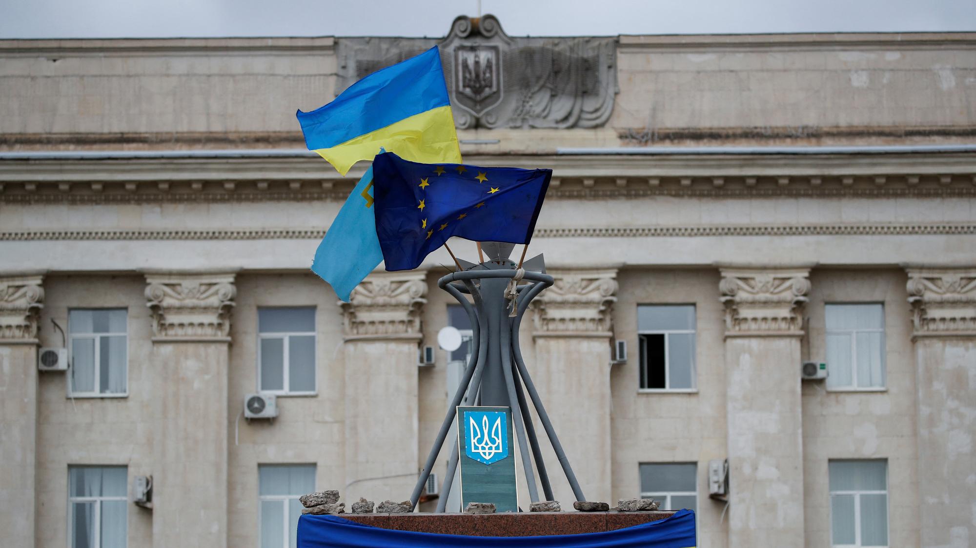 Vlajka Európskej únie a ukrajinská vlajka v centre Chersonu 