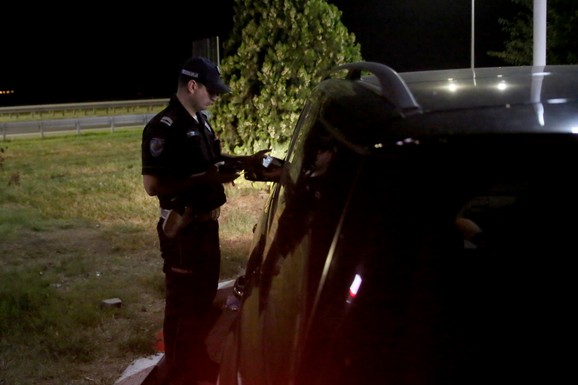 ODBIO DA SE ZAUSTAVI PA NASRNUO NA POLICAJCA Uhapšen mladić (22) iz Batajnice zbog napada na službeno lice