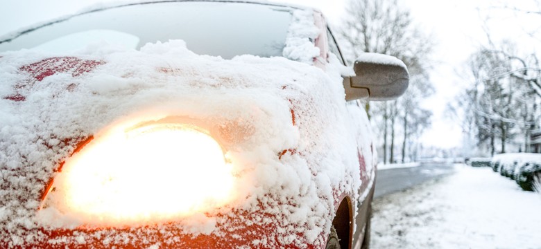 Grzanie silnika na postoju przed jazdą jest bez sensu? Mechanicy obalają zimowe mity
