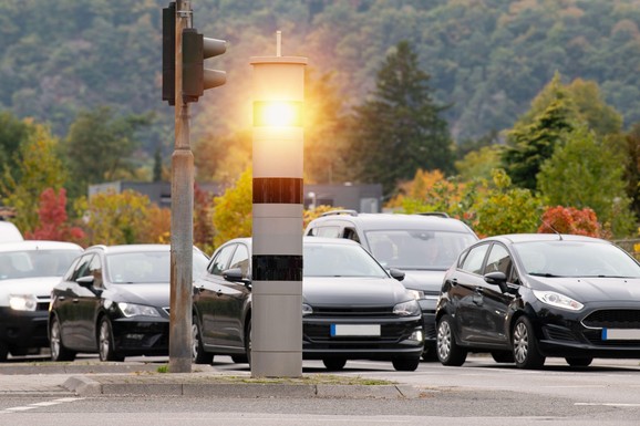 Da li radar može da slika sa zadnje strane? Evo šta kamera zaista vidi i da li BLJESAK ZNAČI AUTOMATSKU KAZNU