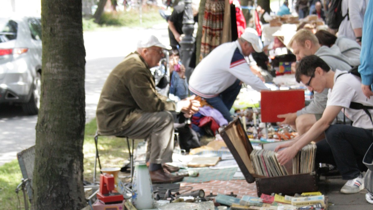 Trzy tygodnie - tyle trwał Jarmark Dominikański. Gdańsk ponownie stał się stolicą kupców z całej Polski, a nawet spoza kraju. Na jarmarku można kupić wszystko - elegancką biżuterię, skórzane torebki, książki, wartościowe i bezużyteczne starocia, meble, militaria. Każdy znajdzie tutaj coś dla siebie. W najbliższy weekend pożegnamy tegoroczny Jarmark Dominikański - będą koncerty i pokaz sztucznych ogni.