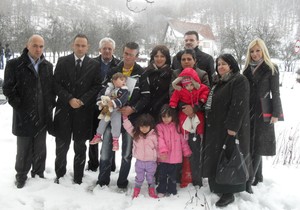 297728_novi-pazar05-porodica-dunjic-sa-pesteri-sa-ljudima-iz-srbijasume-i-centra-za-soc-rad-foto-a.-bajrovic