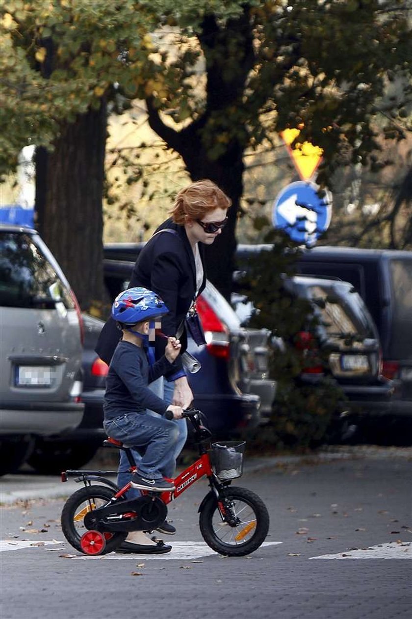 Widawska z synkiem na rowerku. Foto