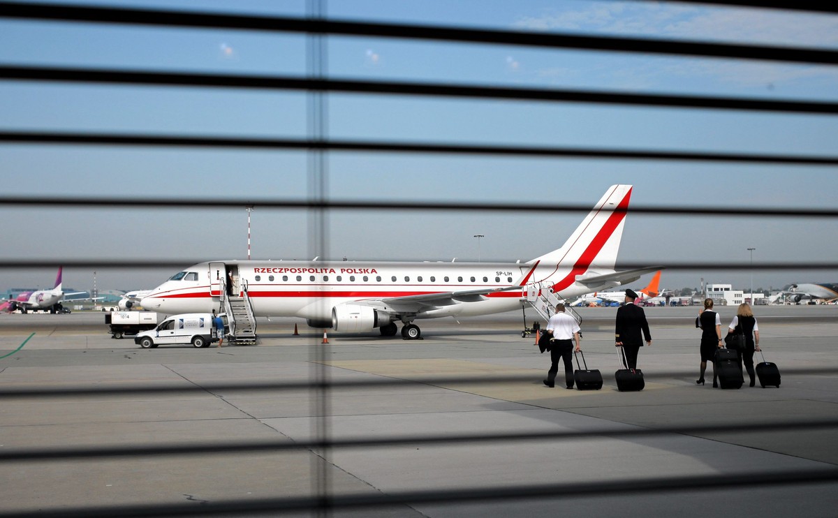 Samolot rządowy na lotnisku w Warszawie