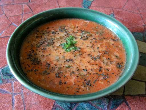 Pomidorówka Iśki z pokrzywą i serem