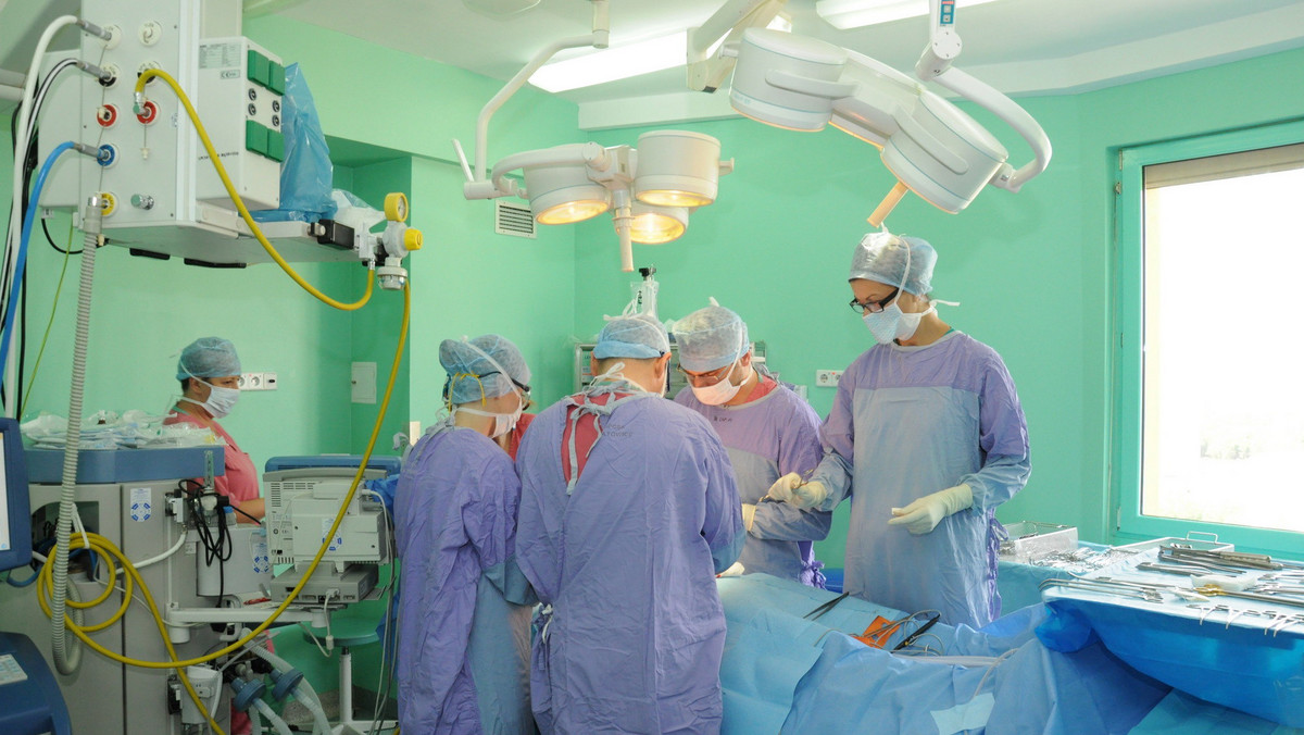 Pionierską operację usunięcia guza wątroby metodą elektroporacji przeprowadzili u pacjenta z niekorzystnie zlokalizowanym nowotworem lekarze z Centralnego Szpitala Klinicznego Śląskiego Uniwersytetu Medycznego w Katowicach.