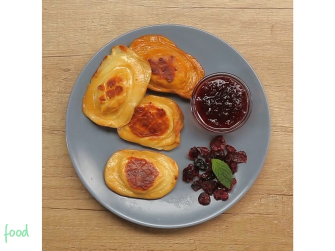 Noizz_food_Dimljeni_sir_sa_dzemom_od_brusnica_safe