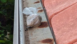 Pronađena droga koja je bačena kroz prozor