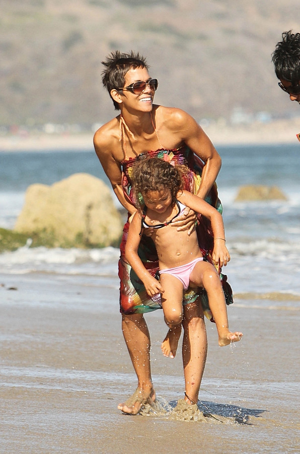 Halle Berry z córką Nahlą na plaży w Malibu