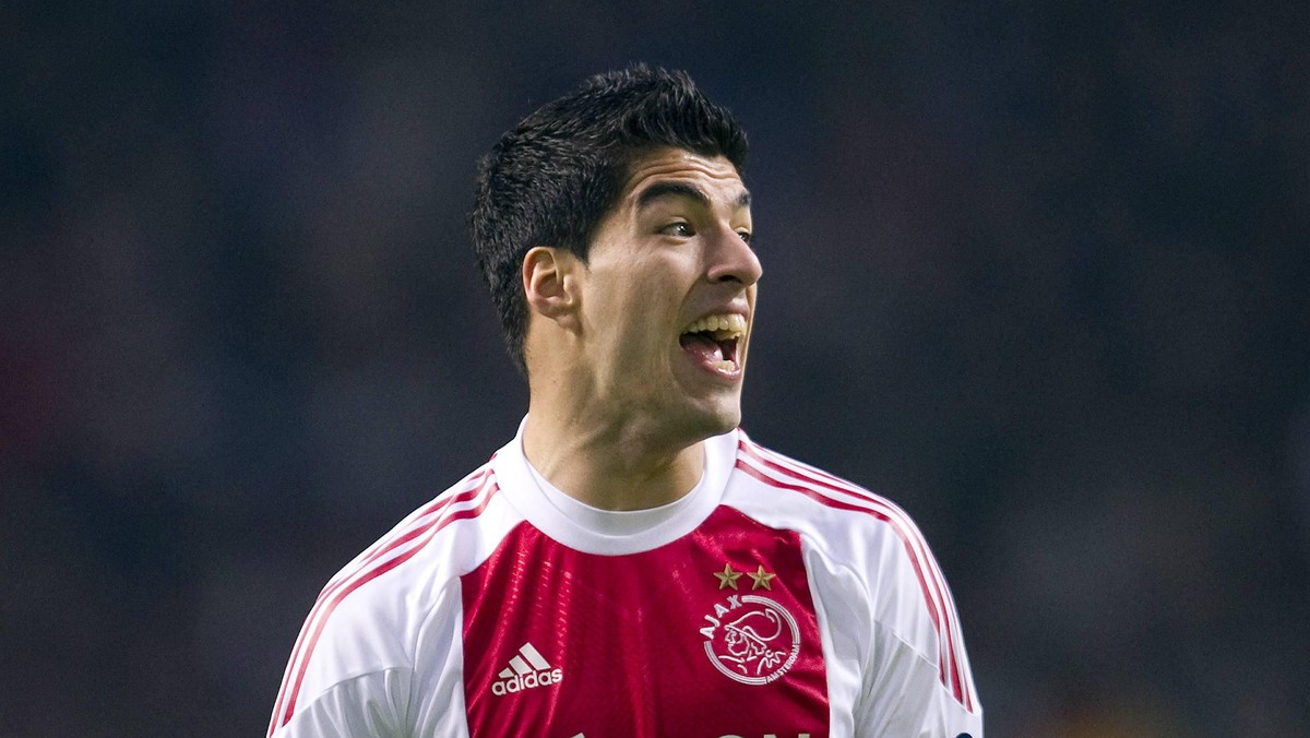 Snajper Ajaksu Amsterdam, Luis Suarez już w zimowym okienku transferowym może zmienić barwy klubowe. Jak informują brytyjskie media, bliski pozyskania Urugwajczyka jest Liverpool.