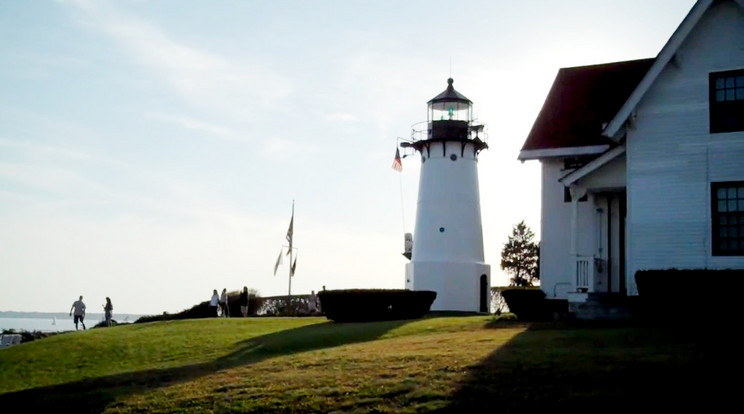 A Rhode Island-i Warwick Neck Light világítótorony. Az 1827-ben épült, 51 láb (mintegy 15,5 méter) magas világítótorony fontos navigációs eszköz volt a Providence felé tartó hajósok számára. A világ tengerpartjain még ma is számos világítótorony áll szolgálatban, bár lehet, hogy egy napon az új technológiák miatt az utolsóban is lekapcsolják a lámpát. / Fotó: Mark McHugh/YouTube