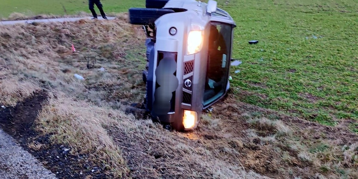 Niebezpiecznie wyglądające zderzenie dwóch samochodów osobowych