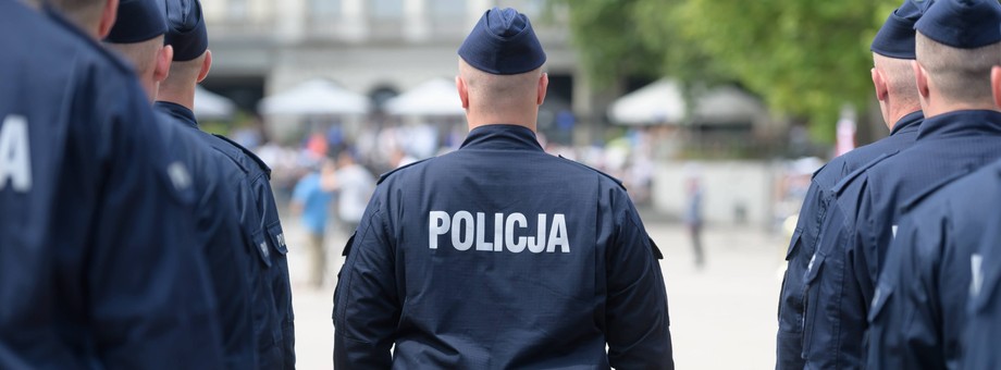 Policjanci nie mają prawa do wypłaty pieniędzy za nadgodziny - mogą jedynie wziąć za nie wolne. Nowelizacja ustawy to zmienia