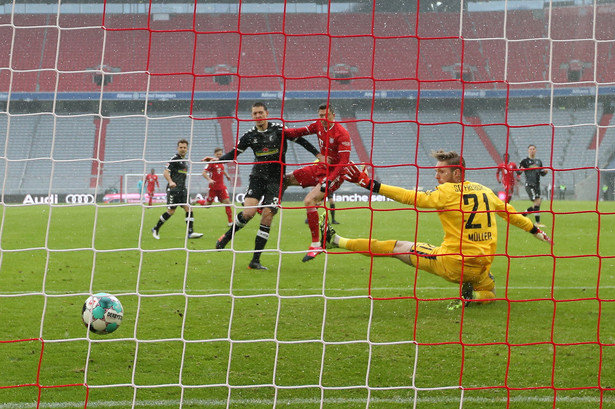 Robert Lewandowski (w czerwonym stroju)