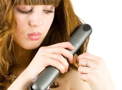 Trzymaj prostownicę z dala od dziecka