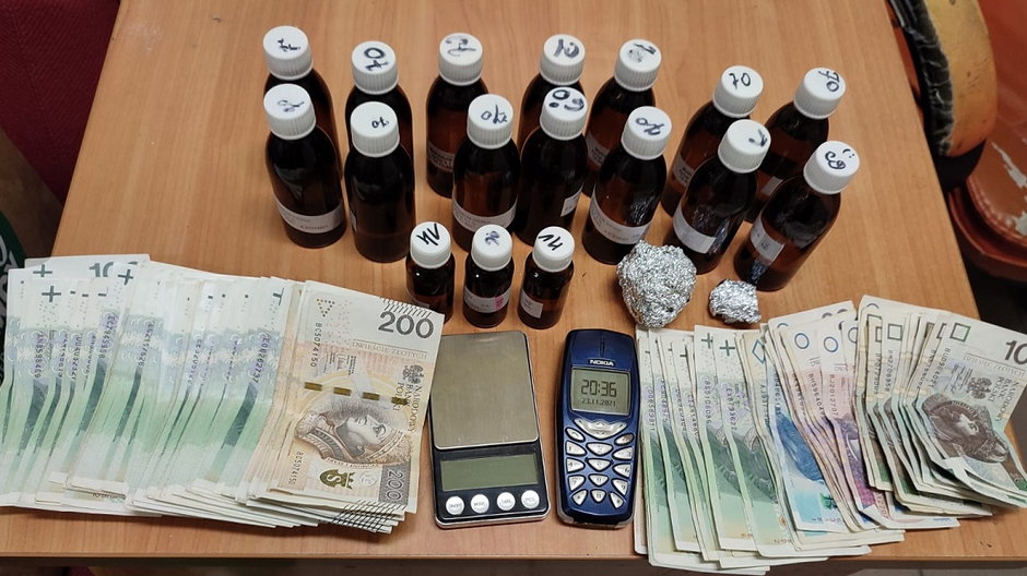 W mieszkaniu mężczyzny policja znalazła min kolejne narkotyki oraz 13 tys zł