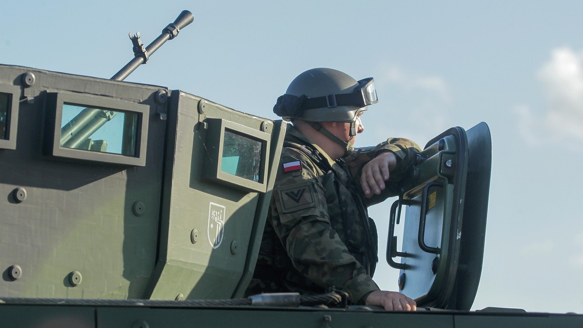 Polscy żołnierze podczas ćwiczeń na poligonie w Orzyszu