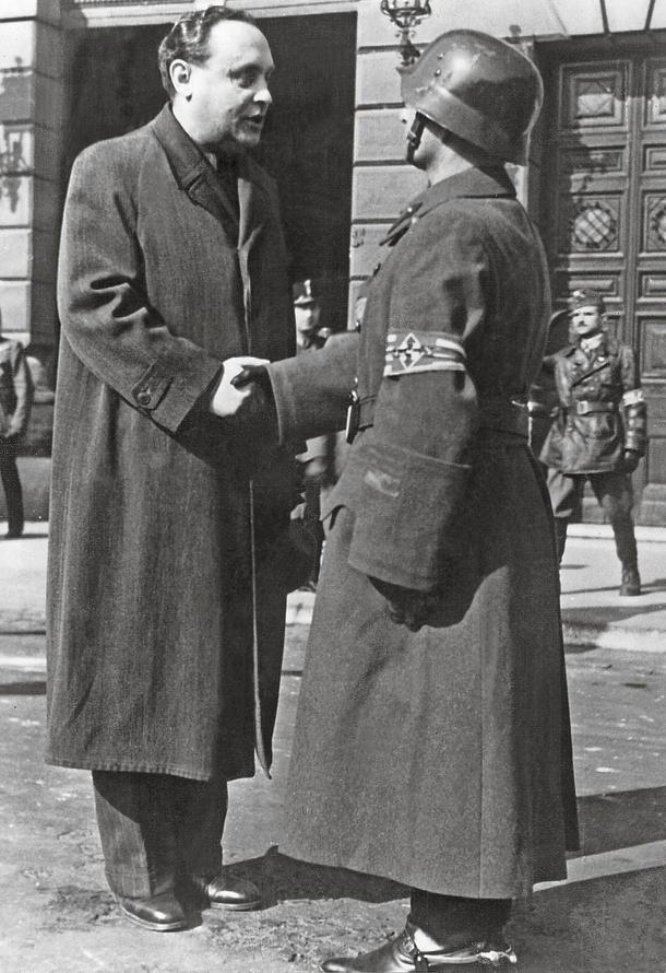 Ferenc Szálasi, przywódca strzałokrzyżowców i premier Węgier, wita dowódcę straży przed Ministerstwem Wojny, 6 listopada 1944 r.