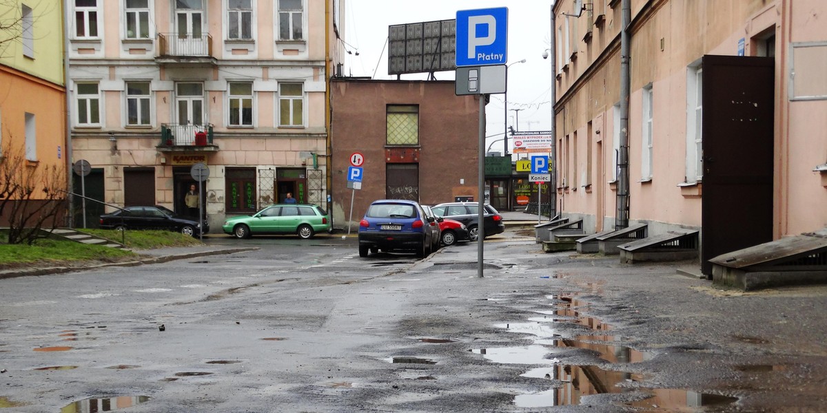 Dziurawe chodniki przy ulicy Furmańskiej